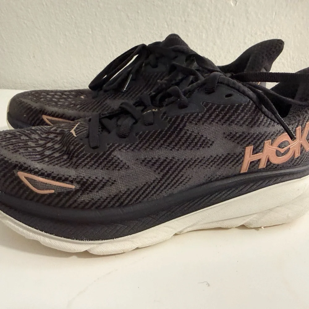 Hoka women size 7 Clifton 9Black and Pink Athletic Shoes - Picture 6 of 8